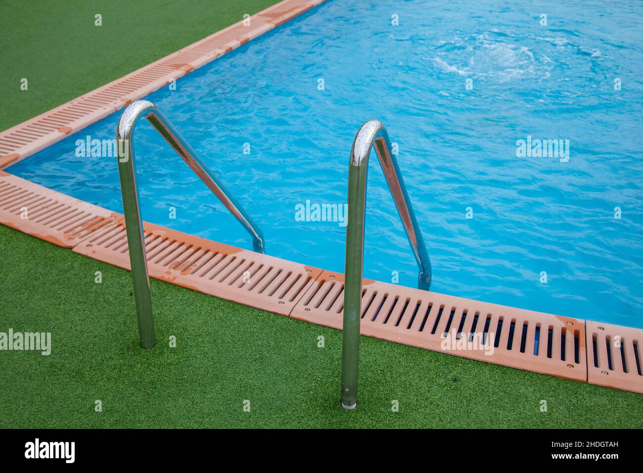 Pool edges hi-res stock photography and images - Alamy