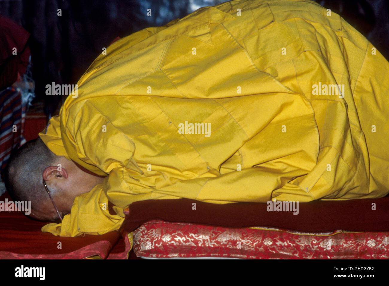H.H.Dalai Lama prostrating during the Kalachakra Initiation Ceremony in 1984. Bodh Gaya, Bihar, India Stock Photo
