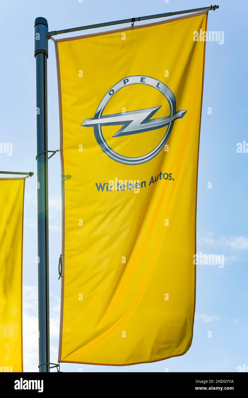 Tarnow, Polen - 28. Oktober 2017: Neue Opel Emblem auf einem Auto Grill.  Opel ist ein berühmter Deutscher Automobilhersteller, entwirft, produziert  und distrib Stockfotografie - Alamy