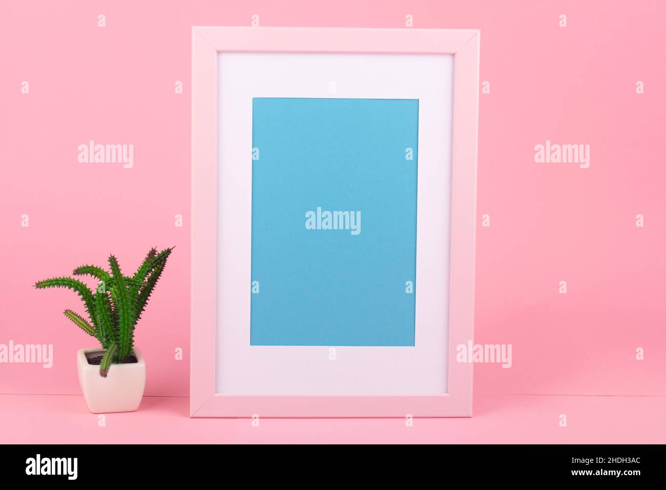 Slanted frame hi-res stock photography and images - Alamy