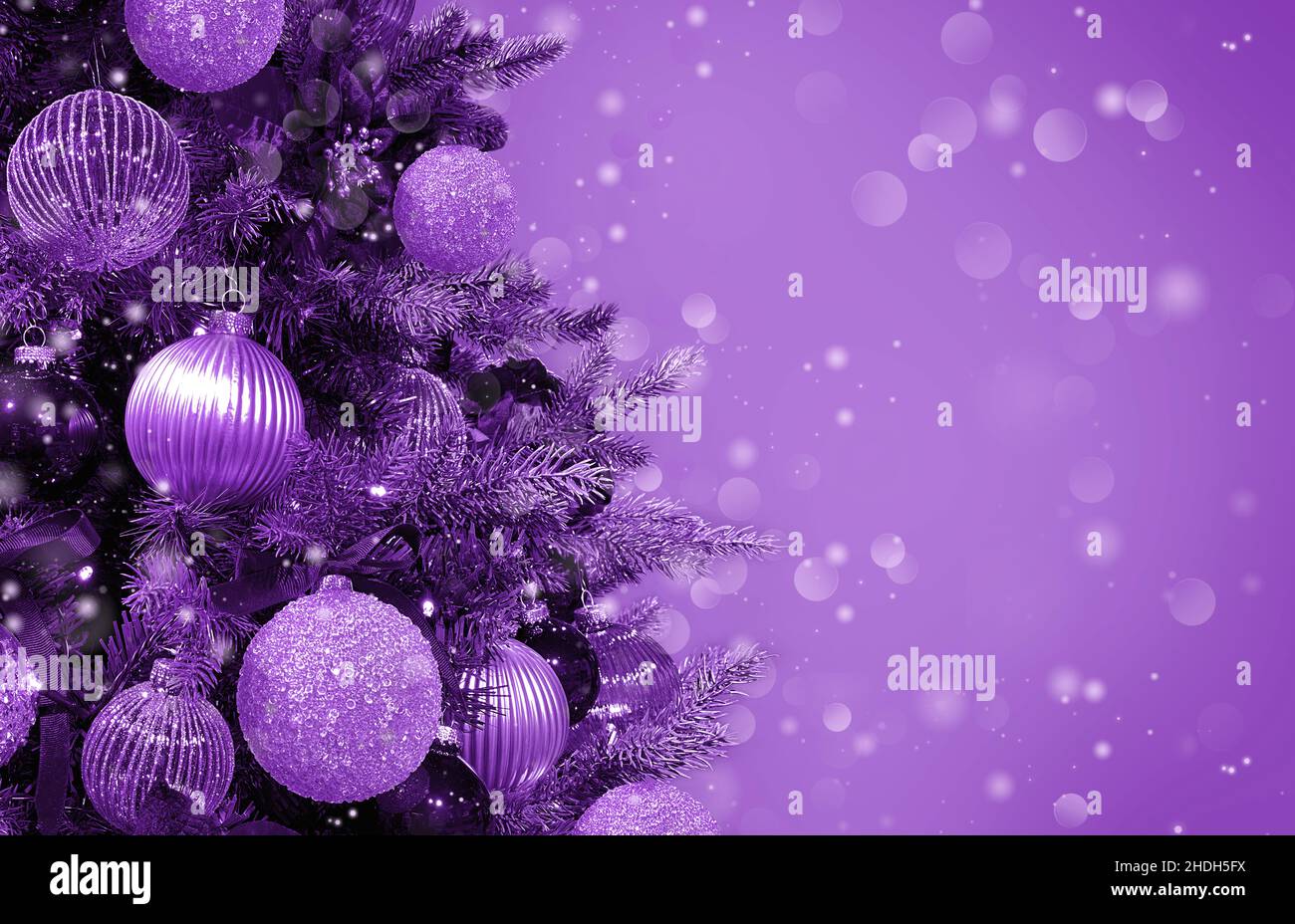 Những vật dụng trang trí cây thông Giáng Sinh kỳ diệu với những họa tiết, màu sắc đẹp mắt sẽ làm cuốn hút bạn ngay từ cái nhìn đầu tiên. Hãy cùng chiêm ngưỡng những bức hình về những đồ trang trí Giáng Sinh để thêm phần lung linh cho thời gian đặc biệt này.