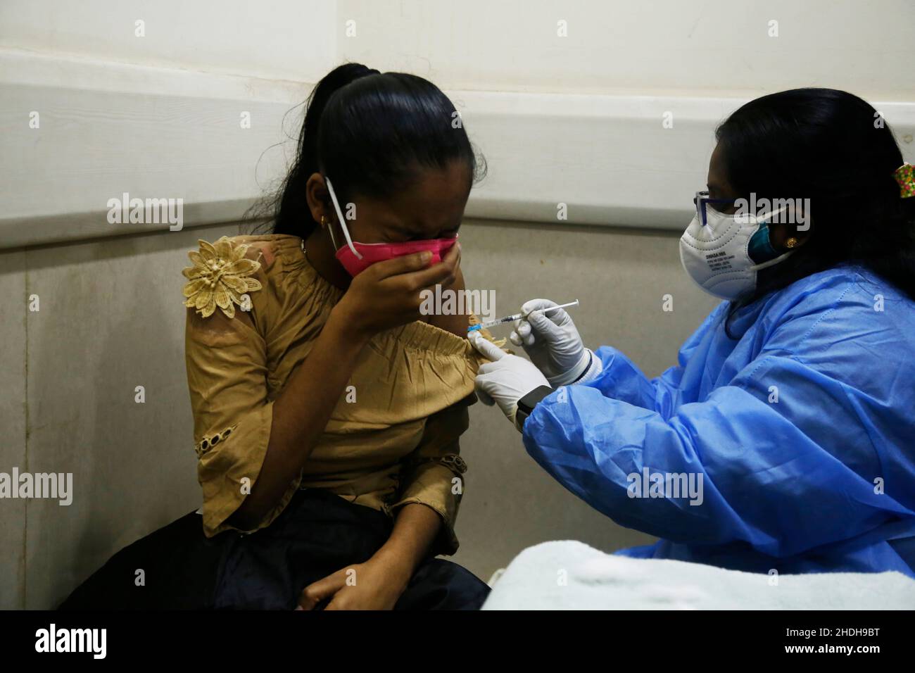 Noida, Uttar Pradesh, India. 6th Jan, 2022. Amid concerns over the new, highly transmissible Omicron variant of SARS-CoV-2, vaccination began for the children between 15 to 18-year-old age. (Credit Image: © Haripriya Shaji/Pacific Press via ZUMA Press Wire) Credit: ZUMA Press, Inc./Alamy Live News Stock Photo