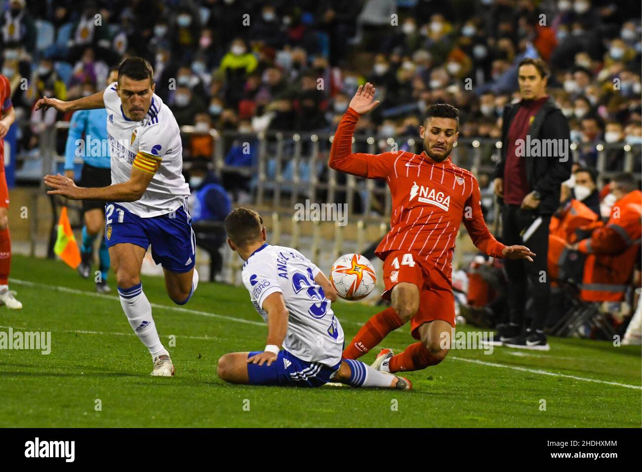 Spain. 06th Jan, 2022. OSCAR (14) DEL SEVILLA FC LUCHA EN UN BALON DIVIDIDO CON ANGEL LOPEZ (34) DEL REAL ZARAGOZA DURANTE EL PARTIDO DE COPA DEL REY ENTRE EL REAL ZARAGOZA Y EL SEVILLA EN LA ROMAREDA. ZARAGOZA, 6 DE ENERO DE 2022. FOTO: ALVARO SANCHEZ Credit: CORDON PRESS/Alamy Live News Stock Photo