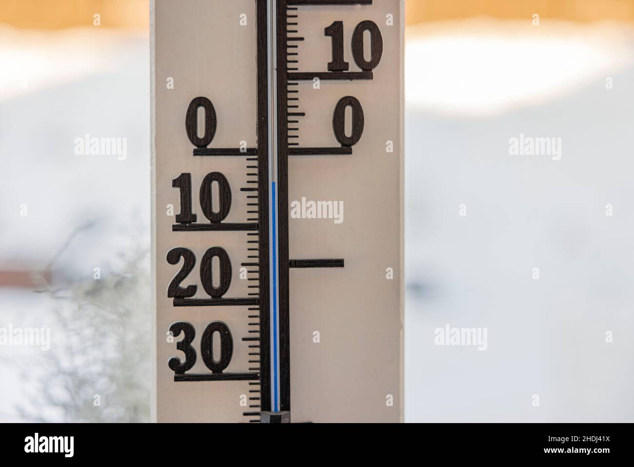 https://c8.alamy.com/comp/2HDJ41X/close-up-view-of-outdoor-thermometer-on-white-wooden-pillar-in-winter-day-sweden-2HDJ41X.jpg