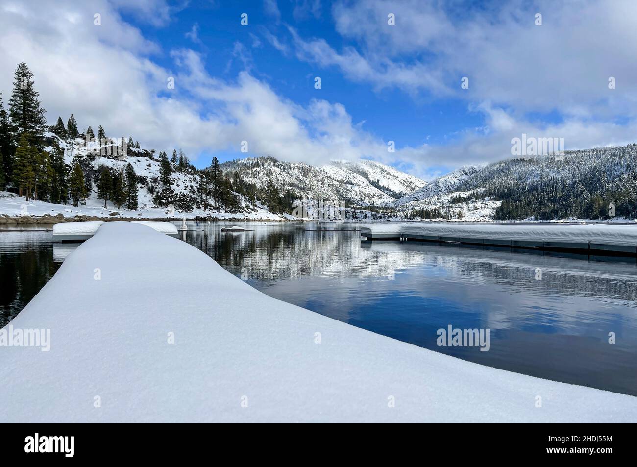 Pinecrest, CA, U.S.A. 6th Jan, 2022. Snow covered the floating dock at