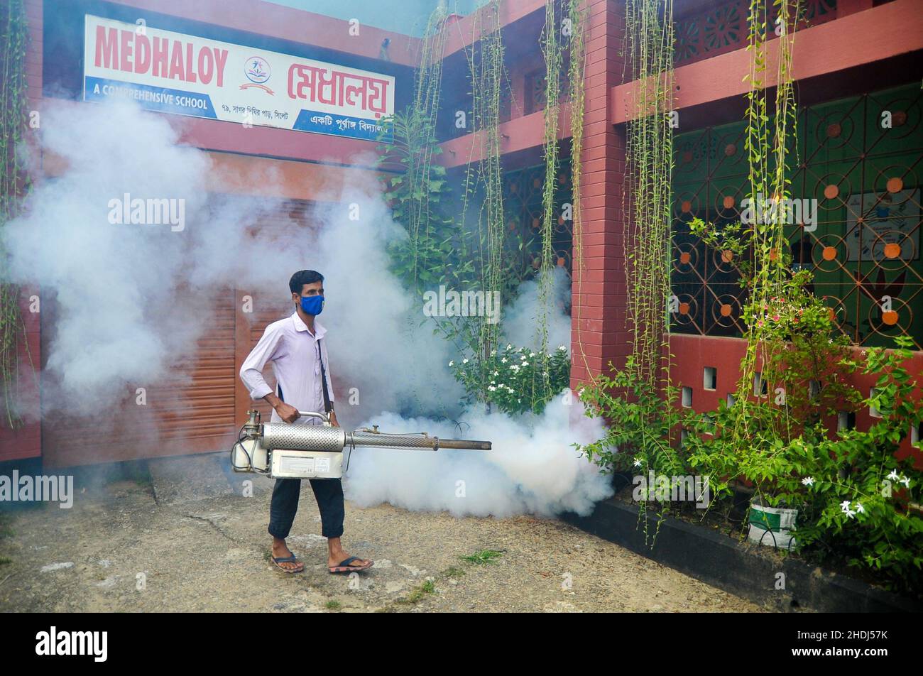 Machine Sprayng Insecticides Pesticide spraying machines hi-res stock photography and images - Alamy