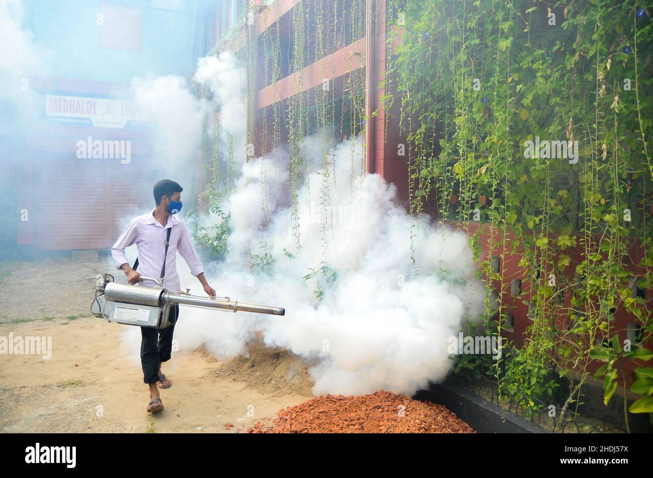 Machine Sprayng Insecticides Pesticide spraying machines hi-res stock photography and images - Alamy