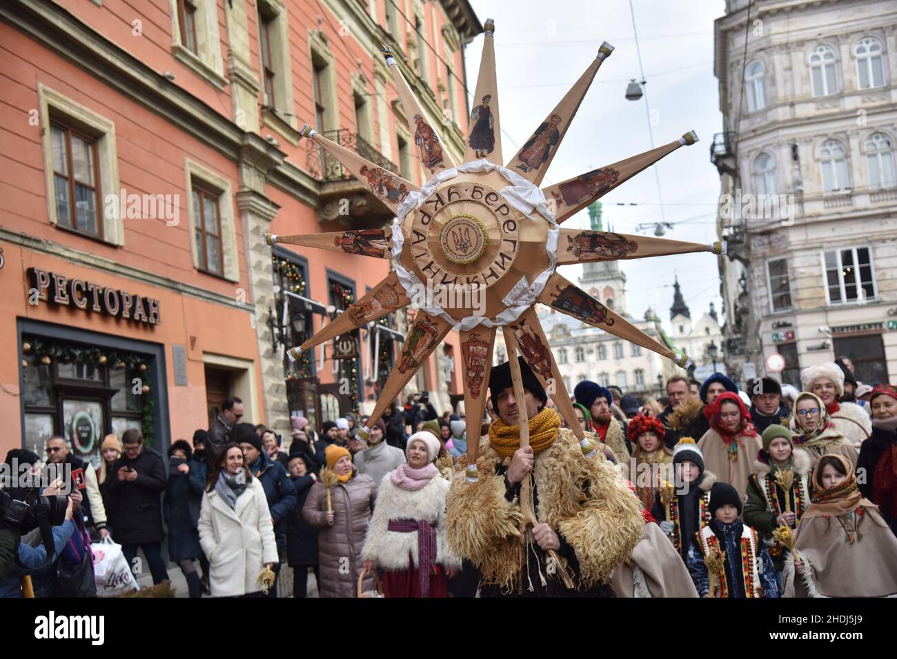 Lviv, Ukraine. 06Th Jan, 2022. Ukrainians Sing Christmas Carols As They Carry Decorated Stars Of Bethlehem And Sheaves Of Wheat In Their Hands During A Parade.ukrainian Believers Celebrate The Orthodox Christmas Day