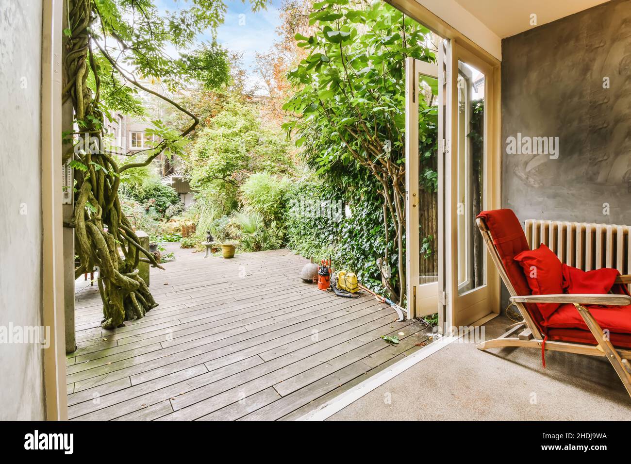 Courtyard with green trees hi-res stock photography and images - Alamy