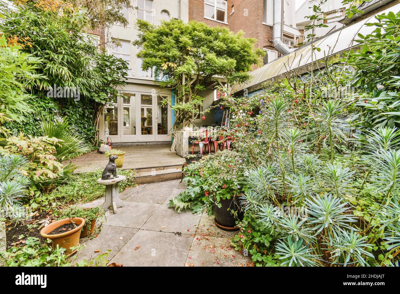 Courtyard with green trees hi-res stock photography and images - Alamy
