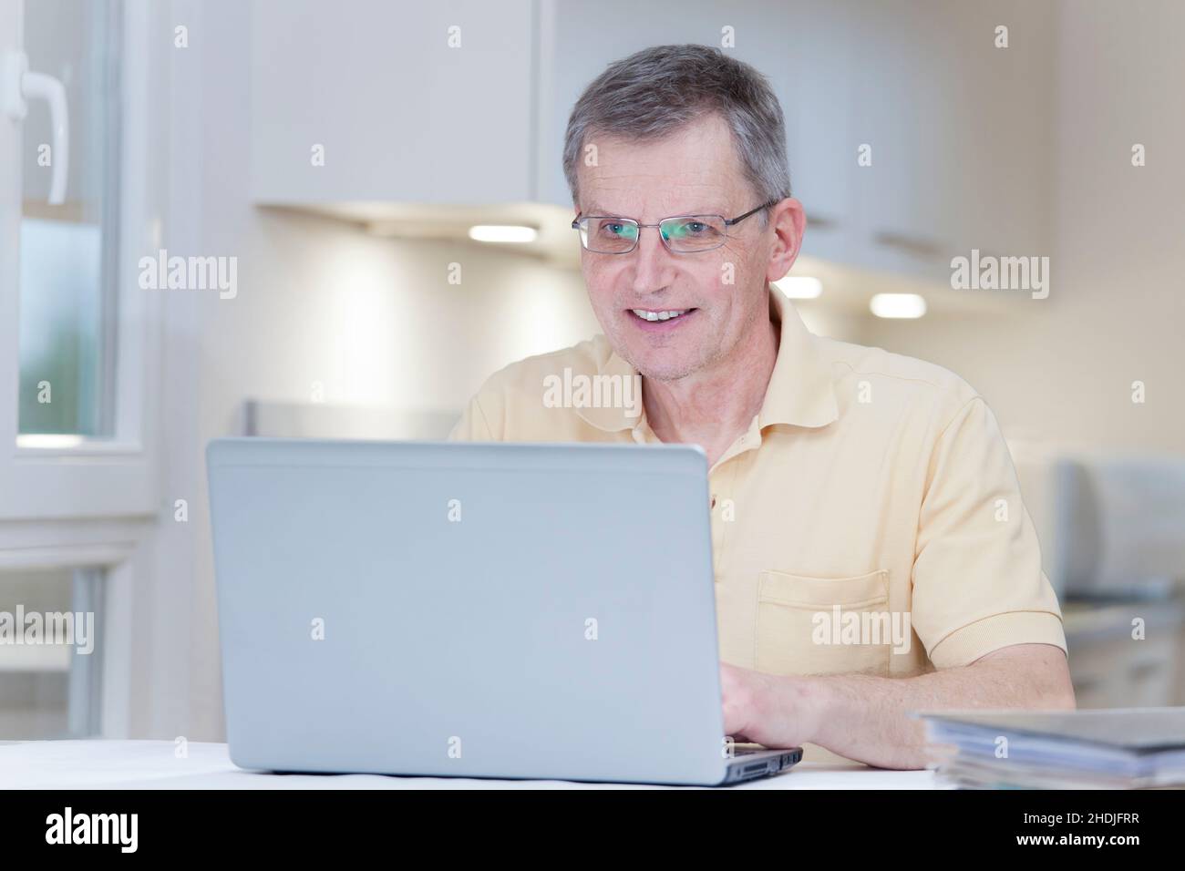 People working on laptops hi-res stock photography and images - Alamy