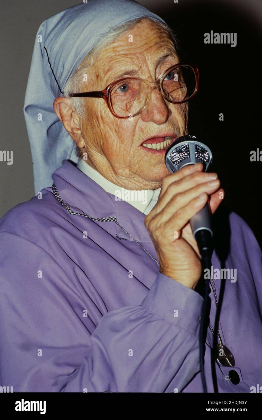 Archives 80ies: Sister Emmanuelle talks in Lyon, Rhone-Alps Region, Central-Eastern France, 1988 Stock Photo