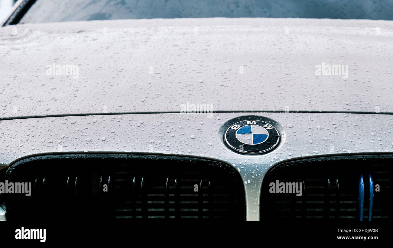 Bmw logo hood hi-res stock photography and images - Alamy