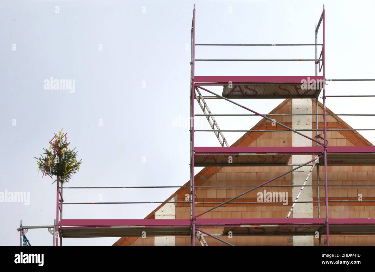 Building Top Out Topping outs hi-res stock photography and images - Alamy