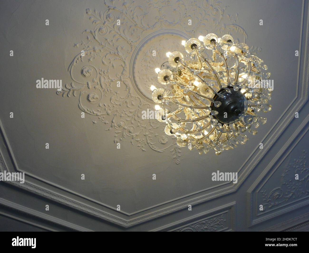 Chandeliers ceiling hi-res stock photography and images - Alamy