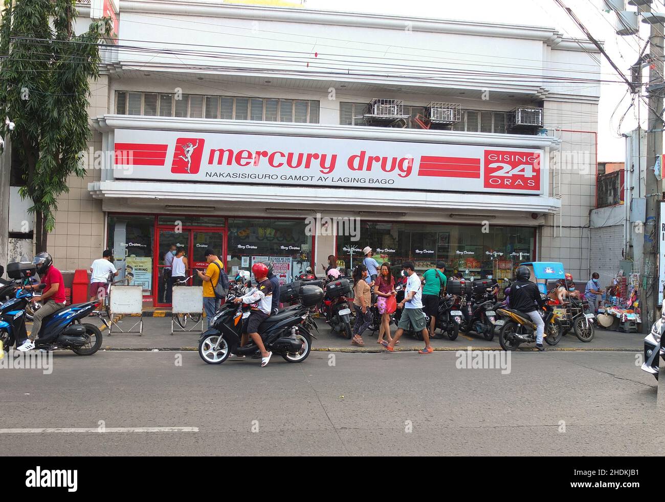 Malabon, Philippines. 05th Jan, 2022. Facade of mercury drug, one of the many branches of the most well known pharmaceutical drug company selling popular brand of medicines in the Philippines.In the Philippines some branded paracetamol drugs are out of stock, due to an increase in demand as Covid-19 cases surge in the country after the yuletide holiday. Credit: SOPA Images Limited/Alamy Live News Stock Photo