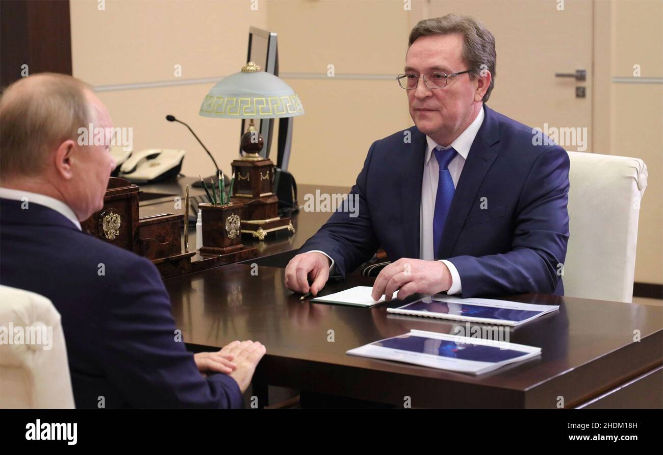 Novo-Ogaryovo, Russia. 05th Jan, 2022. Russian President Vladimir Putin holds a face-to-face meeting with General Designer of Almaz-Antey Aerospace Defence Concern Pavel Sozinov, right, at the official residence of Novo-Ogaryovo, January 5, 2022 outside Moscow, Russia. Credit: Evgeniy Paulin/Kremlin Pool/Alamy Live News Stock Photo
