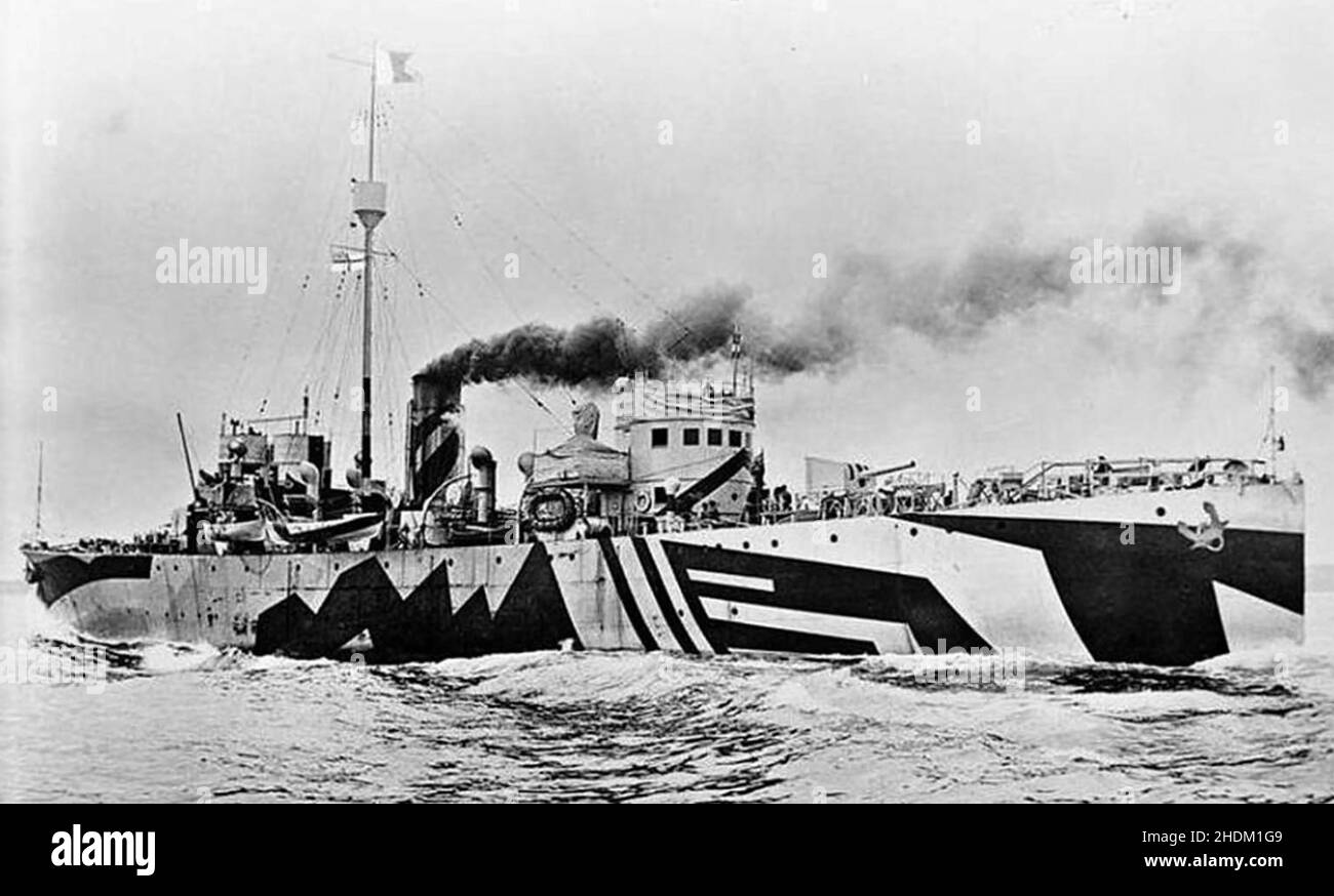 SHIPPING CAMOUFLAGE First World War. The Royal Navy 24 Class sweeping sloop HMS Rocksand in dazzle camouflage about 1918 Stock Photo