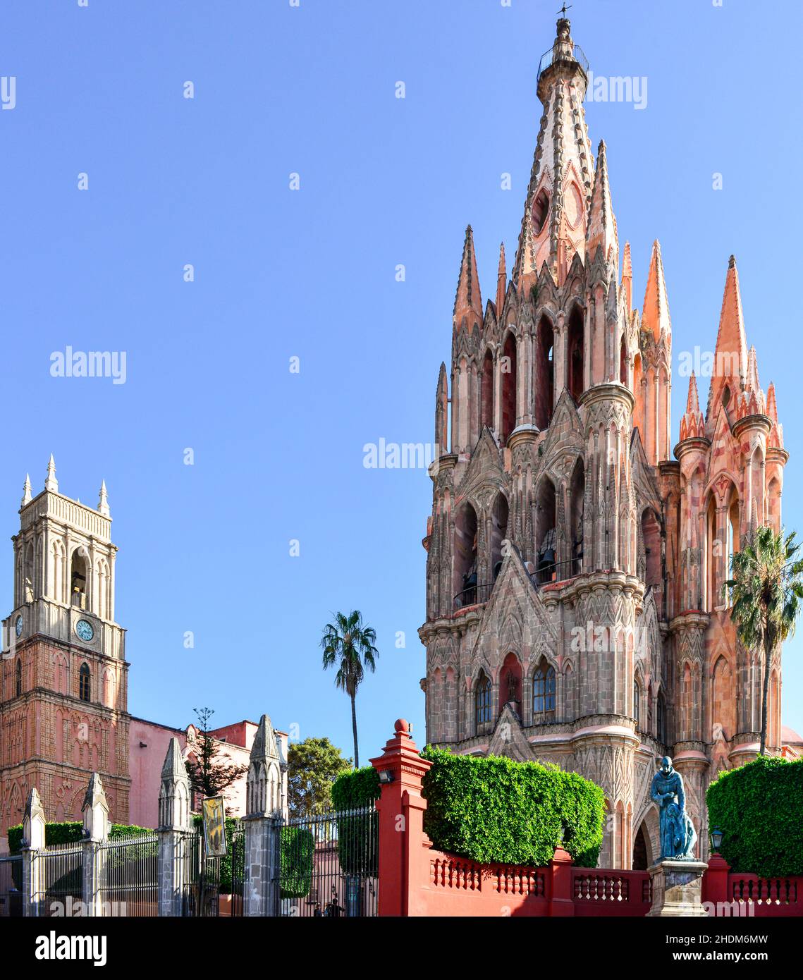 View of the spectacular pink 17th Century Neo-Gothic Parroquia de San Miguel Arcangel cathedral with statue of Fray Juan de Torquemada, in San Miguel Stock Photo