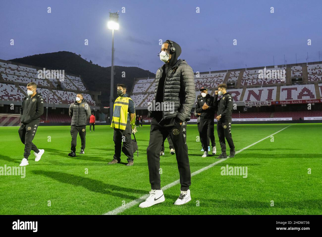 Venezia FC players on the pitch before the Serie A match between US Salernitana and Venezia FC at Stadio Arechi on January 06, 2022 in Salerno, Italy. US Salernitana team counted at least 9 positive players due to the Sars Cov19 Omicron variant expansion. Stock Photo