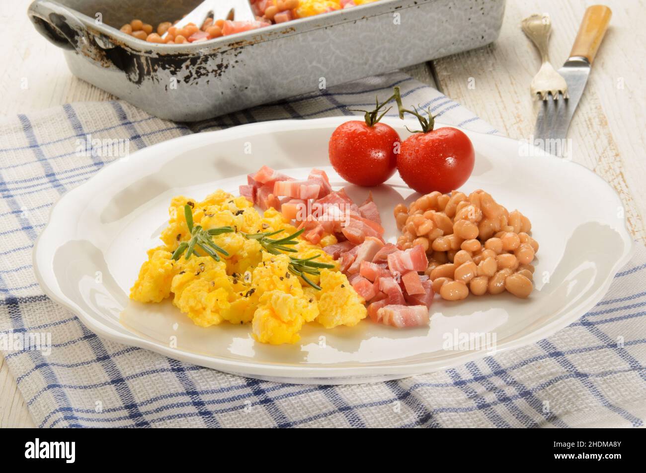 scrambled eggs, baked beans, english breakfast, british, english