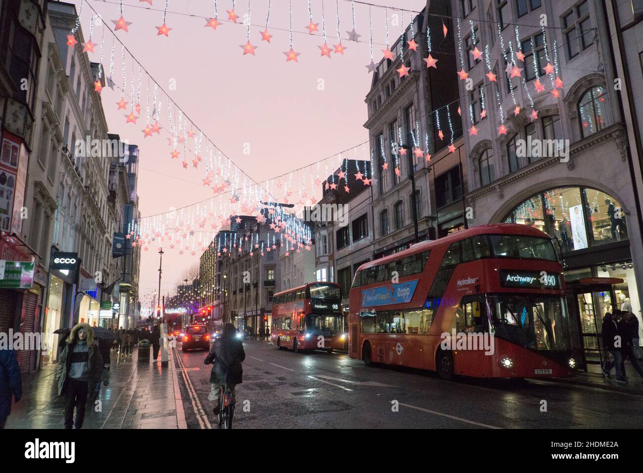 London, UK. 6th Jan, 2022. early evening shoppers on Oxford Street as the January sales continue. Footfall is sharply down from pre-pandemic levels but shops are open and customers are obliged to wear face masks under the Plan B regulations which are in place. Credit: Anna Watson/Alamy Live News Stock Photo