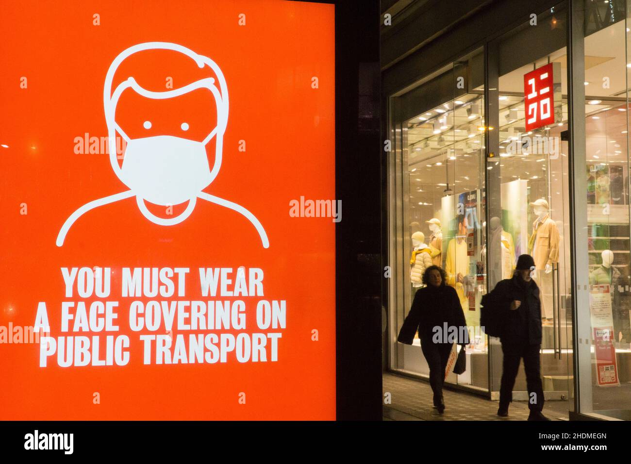 London, UK. 6th Jan, 2022. early evening shoppers on Oxford Street as the January sales continue. Footfall is sharply down from pre-pandemic levels but shops are open and customers are obliged to wear face masks under the Plan B regulations which are in place. Credit: Anna Watson/Alamy Live News Stock Photo