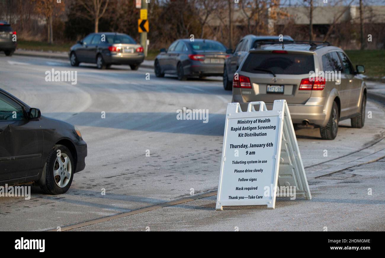 Mississauga, Canada. 6th Jan, 2022. People line up in their vehicles to pick up free COVID-19 antigen rapid test kits in Mississauga, Ontario, Canada, on Jan. 6, 2022. Canada's cumulative COVID-19 cases surpassed 2,400,000 as of Thursday morning, with the total hitting 2,408,013, including 30,544 deaths, according to CTV. Credit: Zou Zheng/Xinhua/Alamy Live News Stock Photo