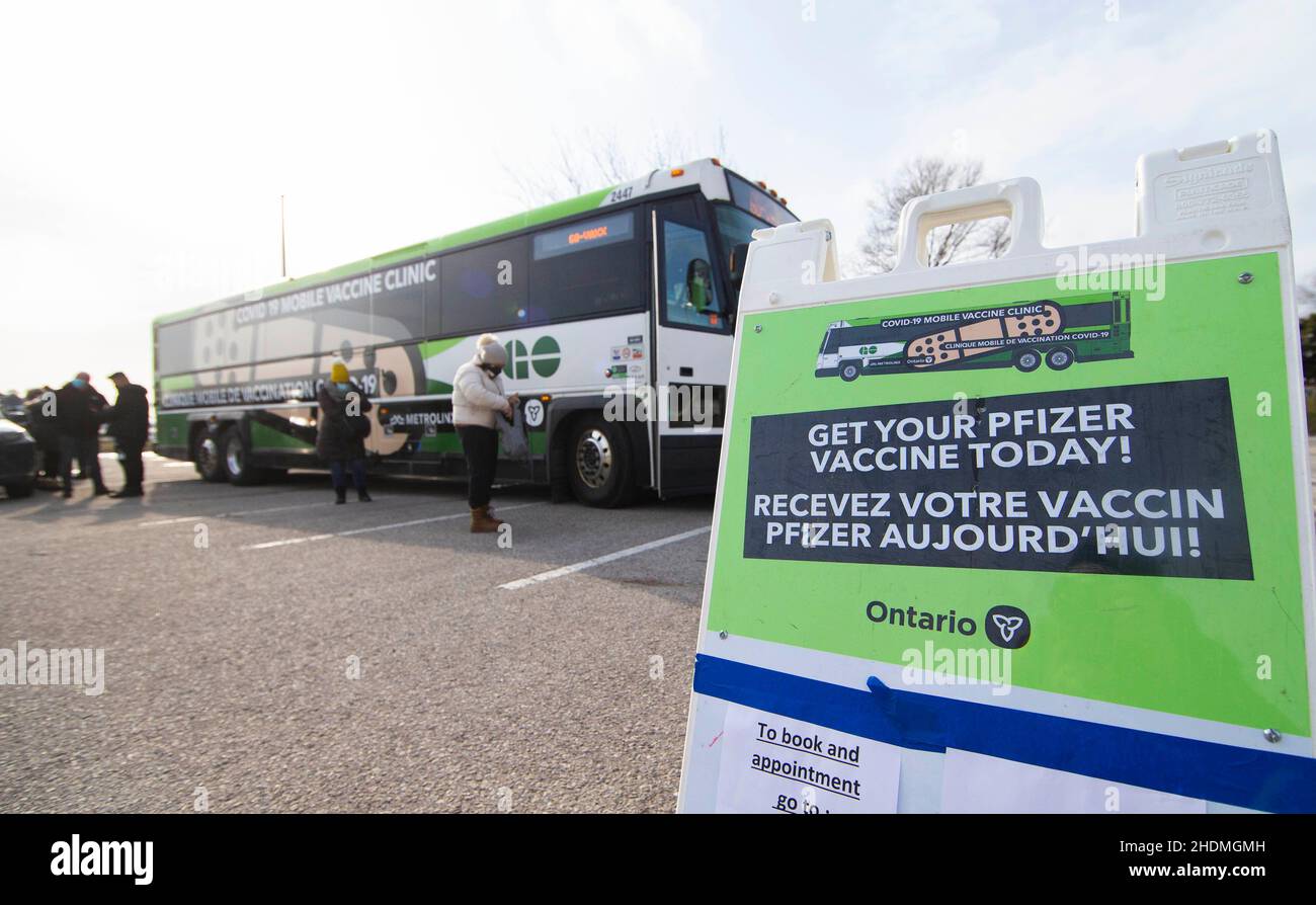 Toronto, Canada. 6th Jan, 2022. People wait in line outside a mobile COVID-19 vaccination clinic in Toronto, Ontario, Canada, on Jan. 6, 2022. Canada's cumulative COVID-19 cases surpassed 2,400,000 as of Thursday morning, with the total hitting 2,408,013, including 30,544 deaths, according to CTV. Credit: Zou Zheng/Xinhua/Alamy Live News Stock Photo