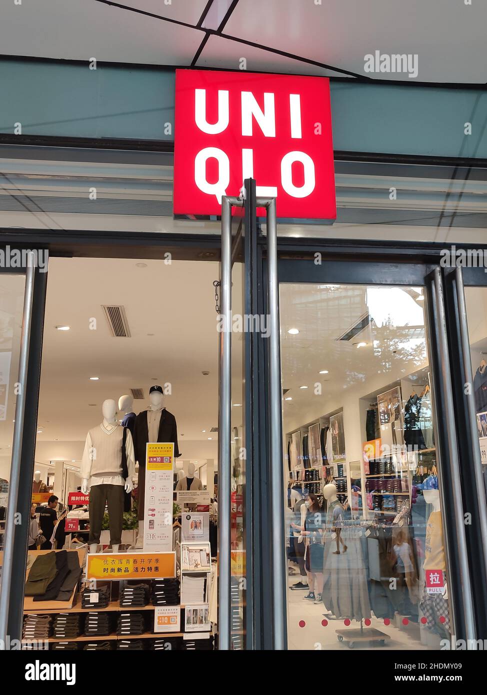 Featured store Uniqlo USA introduces New Tokyo for Soho Inside Retail #36 Featured store Uniqlo USA introduces New Tokyo for Soho Inside Retail