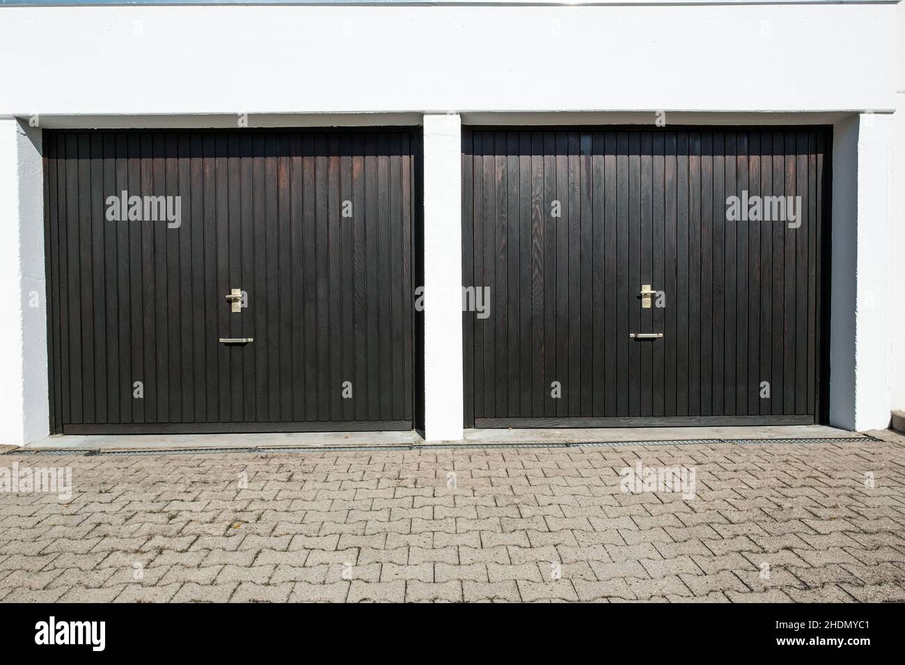 garage, garage door, carport, carports, garages, garage doors Stock Photo Alamy