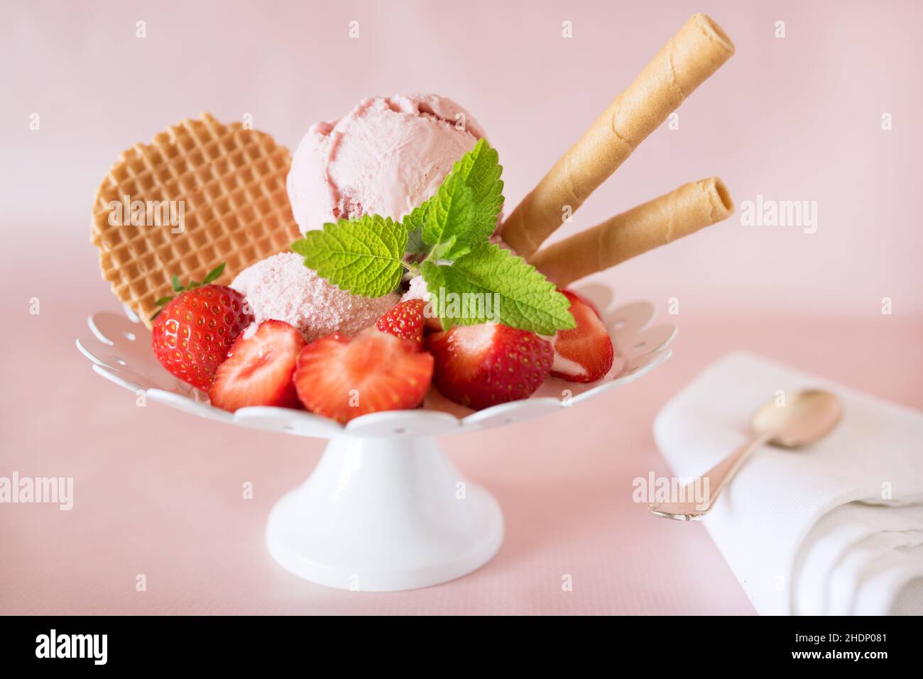 dessert, ice cream sundae, strawberry ice cream, desserts, ice cream