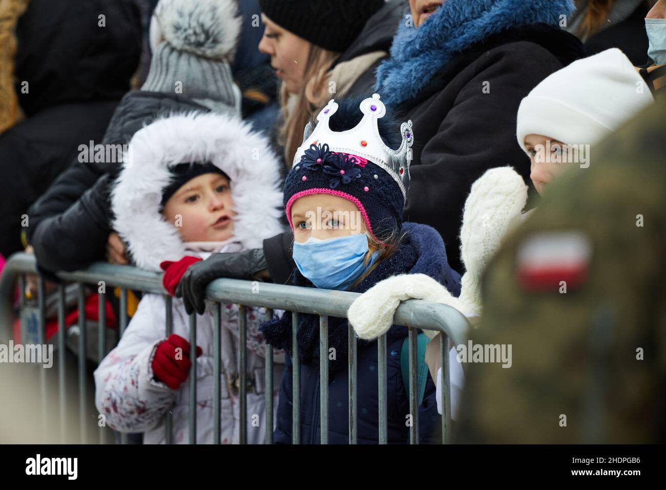 Warsaw, Poland. 6th Jan, 2022. Children wait to watch the traditional Three Kings' Procession held in Warsaw, Poland, Jan. 6, 2022. Credit: Str/Xinhua/Alamy Live News Stock Photo