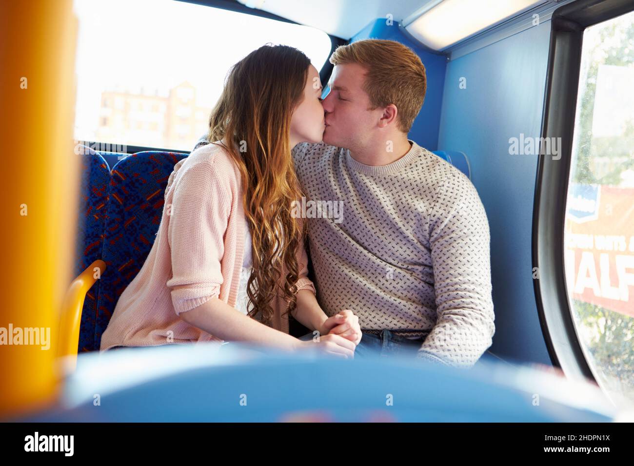 Couple kiss public hi-res stock photography and images - Alamy