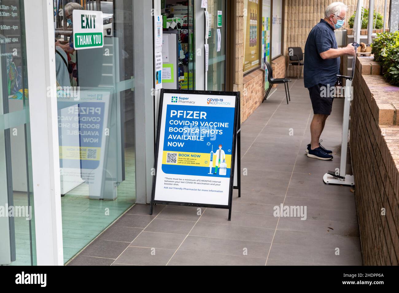 On the day the NSW Government announced over 38000 new cases, australians conitinue to search for rapid antigen test kits which are largely unavaialbe and pharmacies roll out booster jabs for those who are double vaccinated, Sydney,Australia.Credit martin berry@ alamy live news. Stock Photo