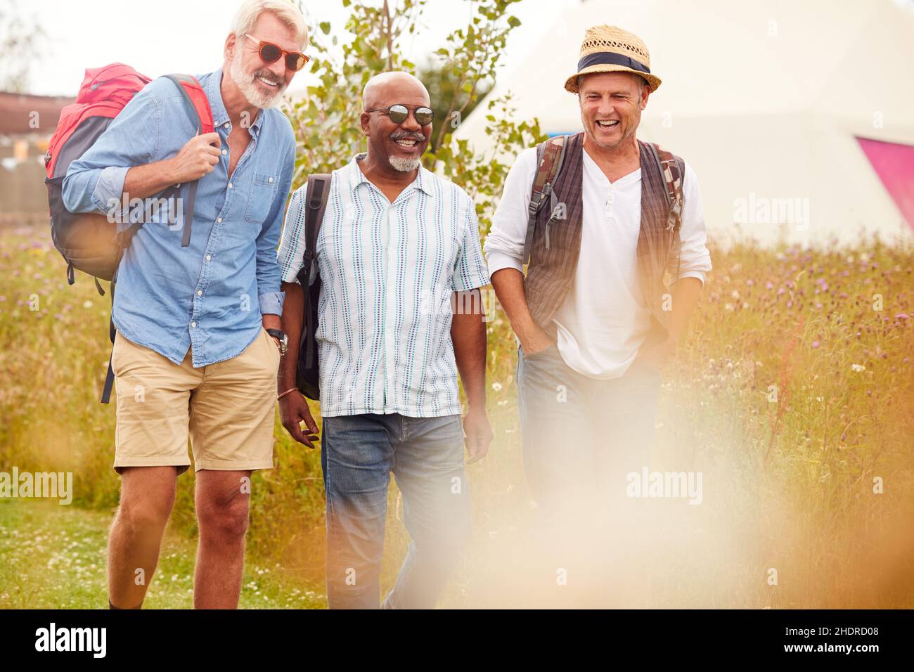 Friends hiking hi-res stock photography and images - Alamy