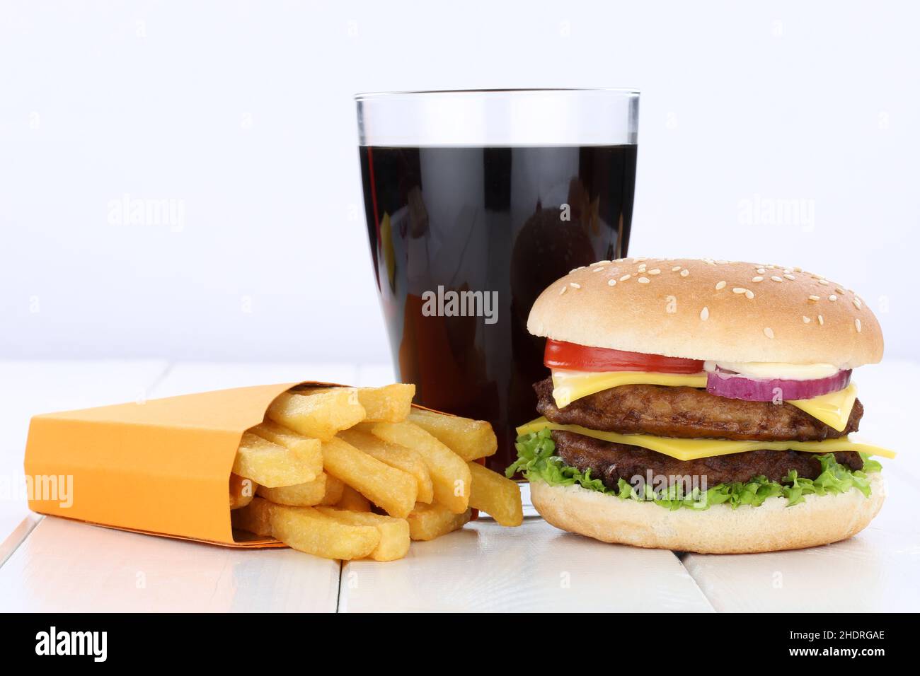 бургеры кола и детское питание. гамбургер и кофе. бургеры кола и детское питание. чизбургер фри и кола. фаст фуд и газировка.