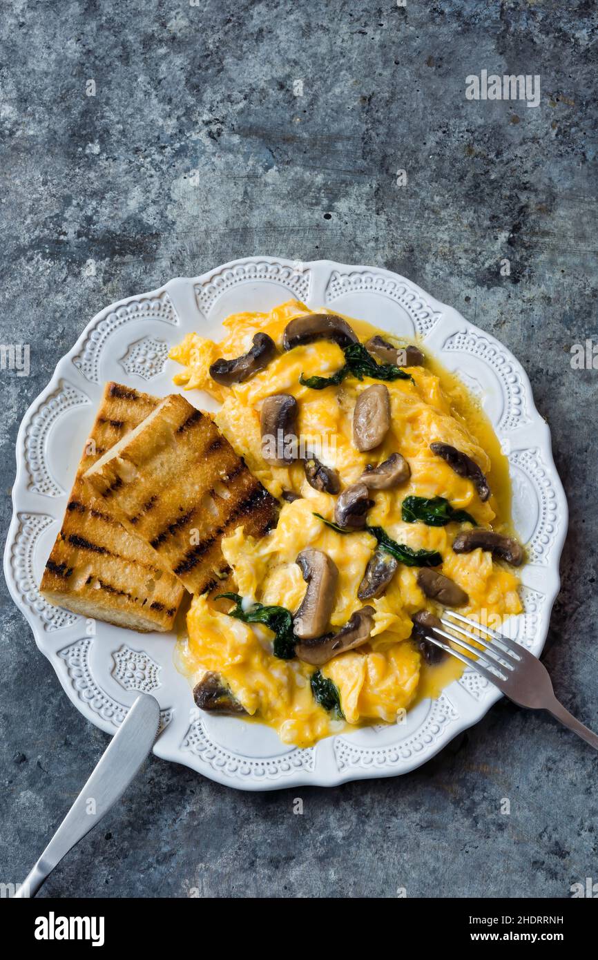 Plate scrambled eggs crispy hi-res stock photography and images - Alamy