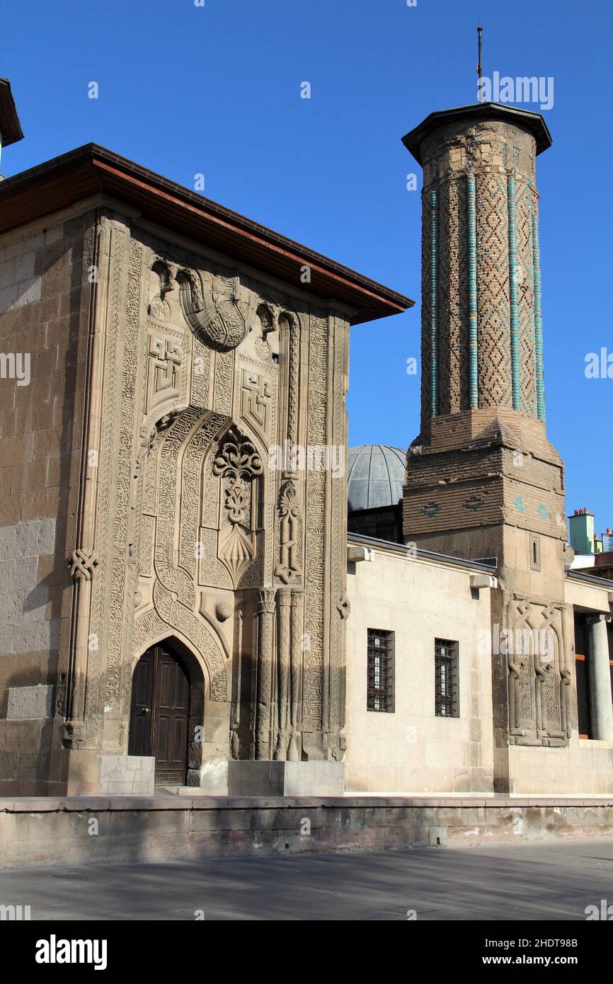 Las puertas de piedra tallada de las madrazas Karatay decoradas con motivos  geométricos en estilo islámico, Konya, Turquía Fotografía de stock - Alamy