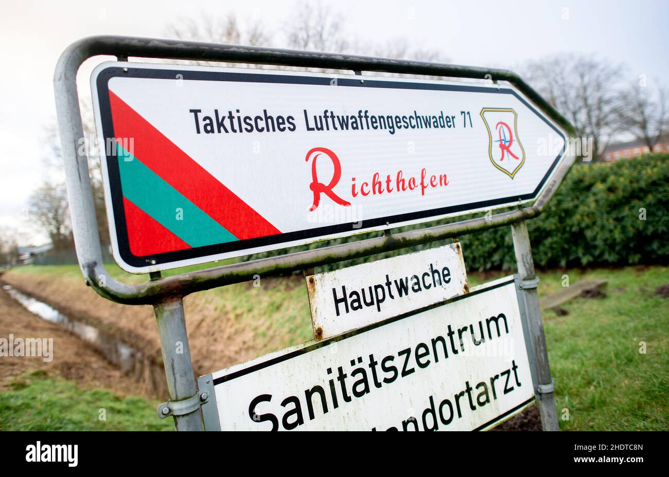 Wittmund, Germany. 06th Jan, 2022. A sign indicates the entrance to an air force base housing the tactical air force squadron 71 'Richthofen'. Due to a comprehensive refurbishment of the air base in Wittmund, East Frisia, the German Armed Forces are temporarily transferring 19 Eurofighters from there to the Laage base south of Rostock. Credit: Hauke-Christian Dittrich/dpa/Alamy Live News Stock Photo