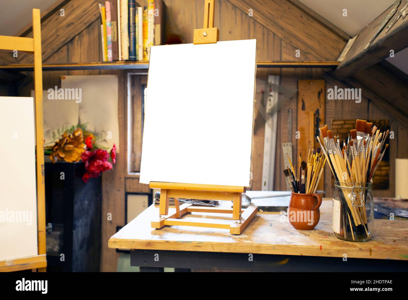 Portrait of art students sitting in row and painting at easels in art  studio, focus on smiling adult woman enjoying work in center, copy space  Stock Photo - Alamy