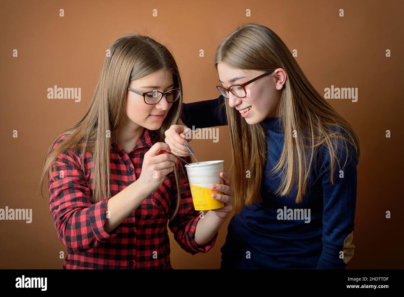 ice cream sundae, sisters, sharing, ice cream sundaes, sister, contribution Stock Photo