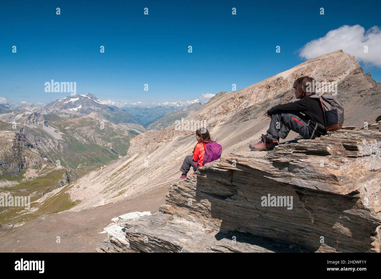 Two young hikers at ‘Pointe des Fours’ summit (3072m), Haute-Maurienne, Vanoise massif, Bonneval-sur-Arc, Savoie (73), Auvergne-Rhone-Alpes, France Stock Photo
