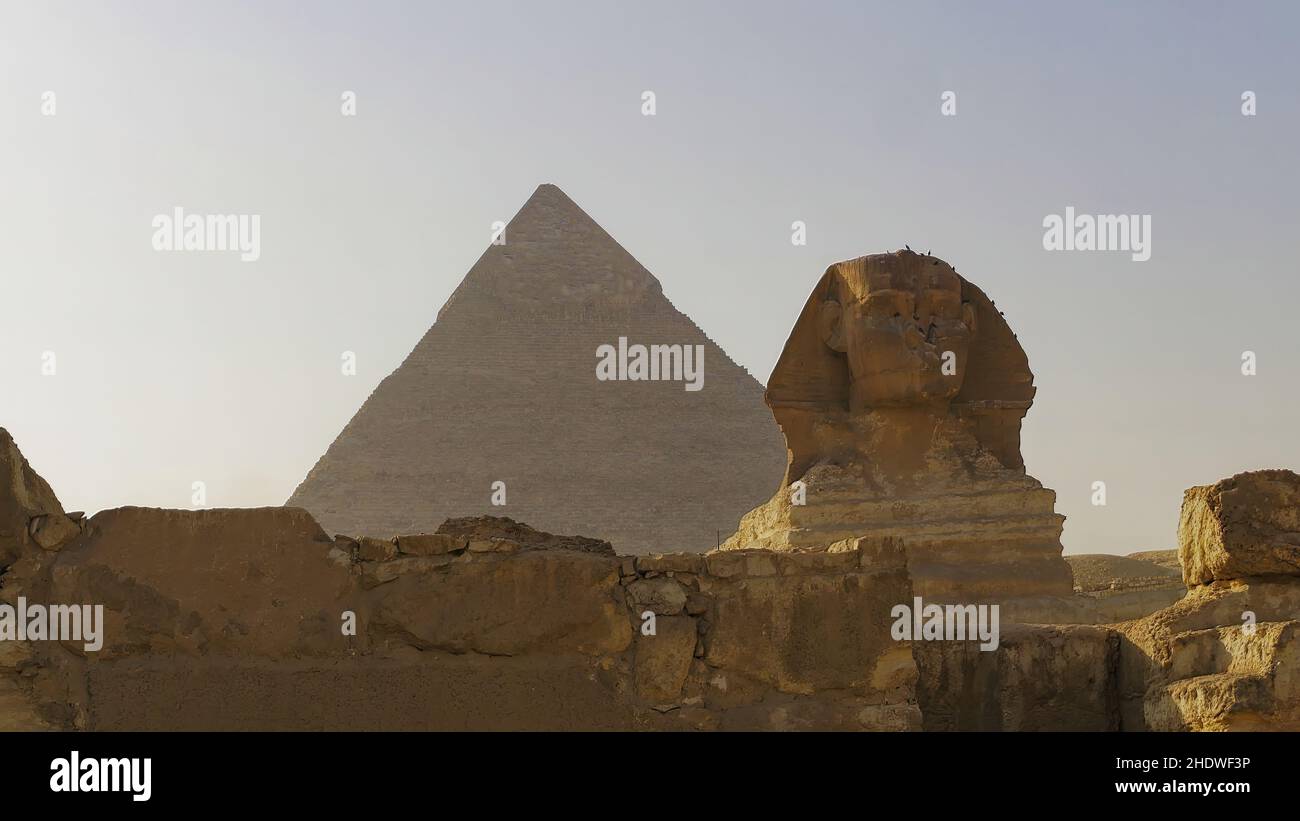 The Spinx of Giza and the Pyramid of Cheops in the background Stock ...