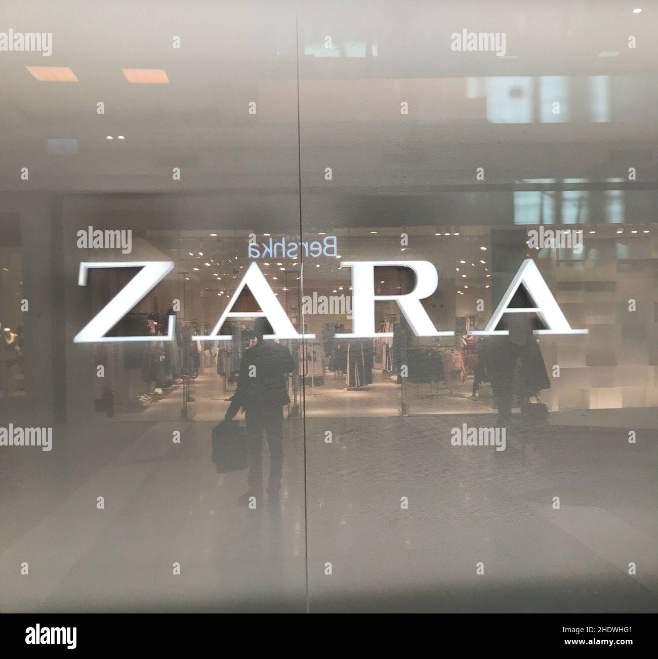 clothing shop, zara, clothing shops, retail Stock Photo Alamy