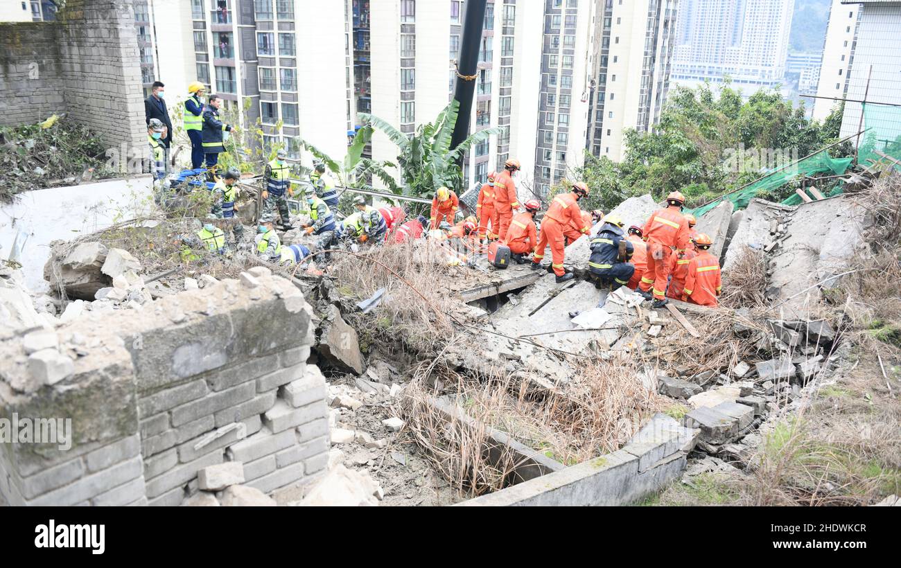 (220107) -- CHONGQING, Jan. 7, 2022 (Xinhua) -- Rescuers search for trapped people at the site of a blast in Wulong District, southwest China's Chongqing, Jan. 7, 2022. More than 20 people were believed to have been trapped after a blast rocked a canteen of a subdistrict office in Wulong District, southwest China's Chongqing Municipality, on Friday noon. The accident took place at 12:10 p.m. due to suspected gas leakage which triggered the explosion and caused the collapse, said the municipal publicity department. According to witnesses, people were having lunch in the canteen when the bl Stock Photo