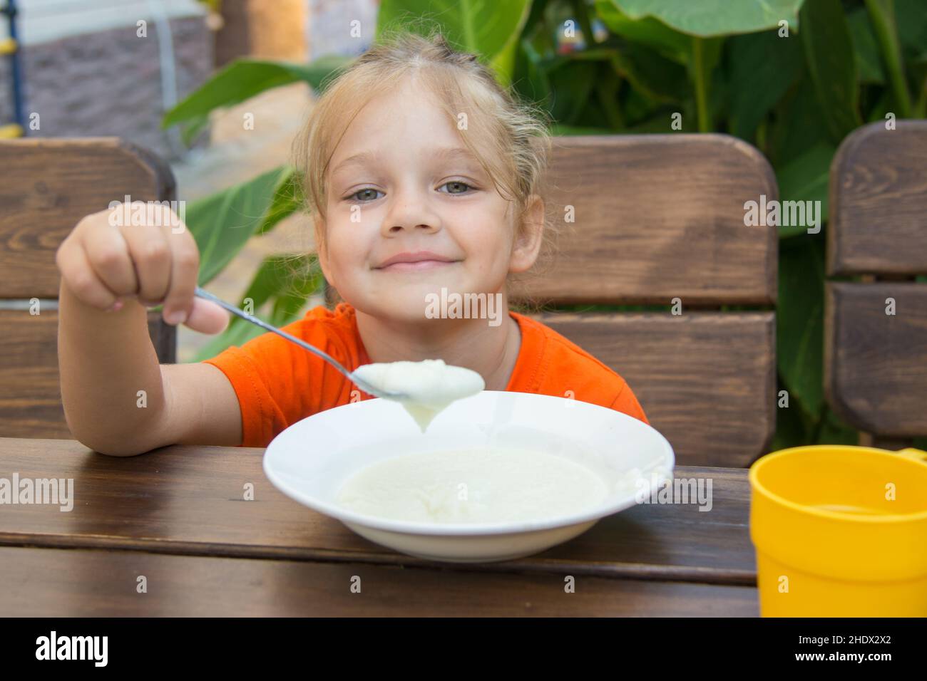 Ребенок ест манную кашу. Кушать кашу. Ребенок ест манную кашу. Девочка с удовольствием ест кашу. Девочка ест кашу.