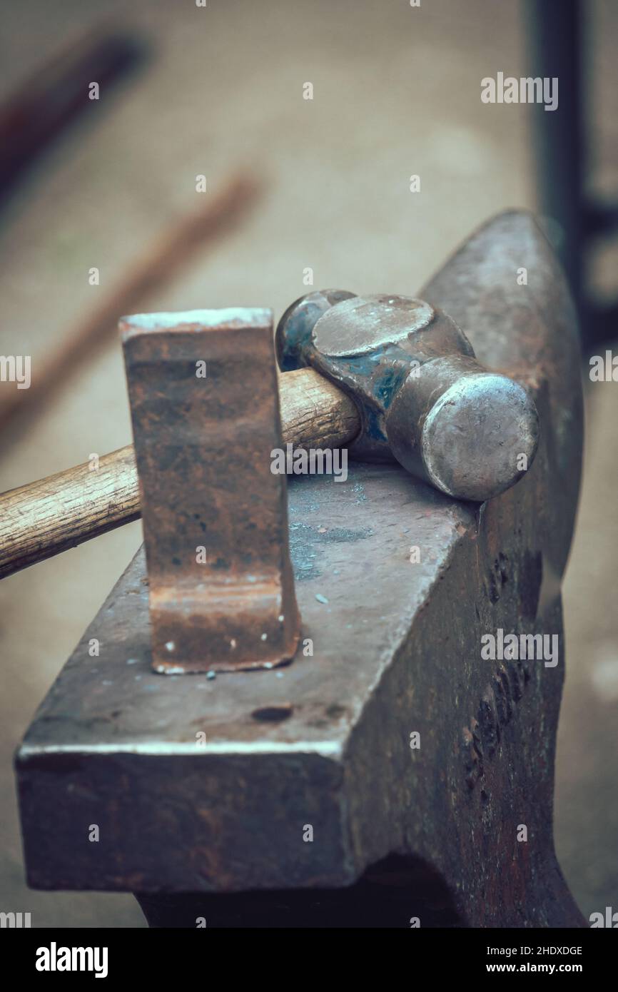 hammer, anvil, hammers, anvils Stock Photo - Alamy
