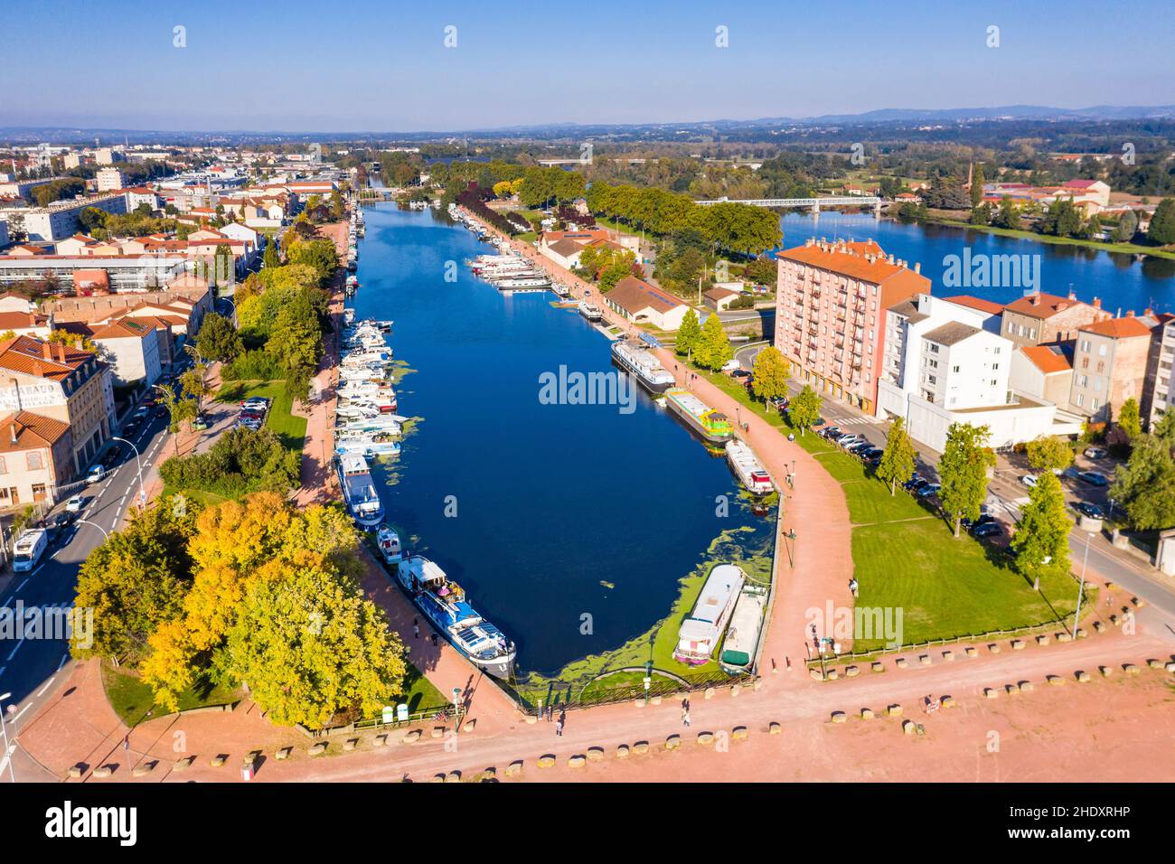 France, Loire, Roanne, the marina and the canal of Roanne to Digoin with the Loire River on the right (aerial view) // France, Loire (42), Roanne, por Stock Photo