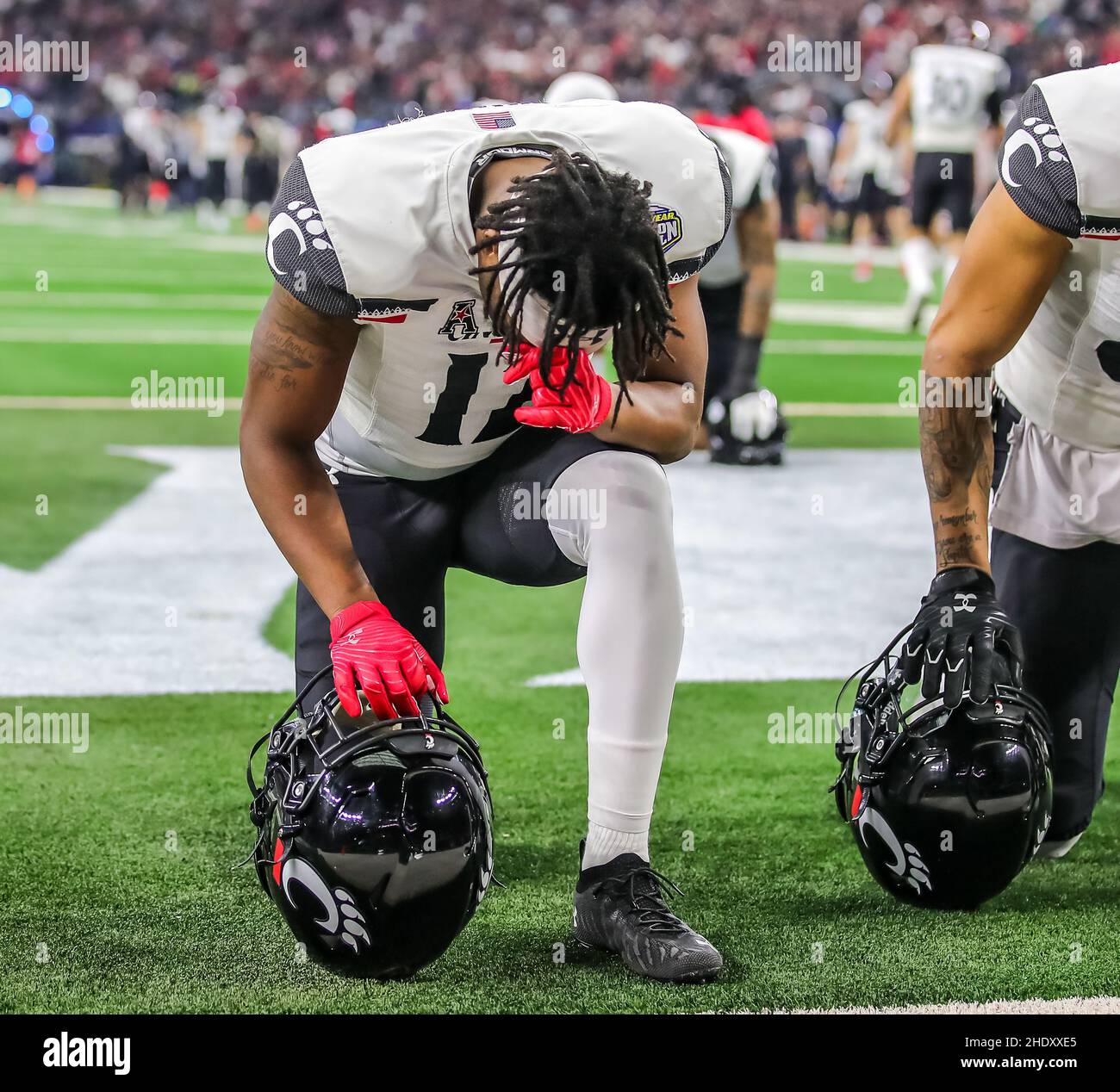 December 31, 2021: Cincinnati Bearcats wide receiver Alec Pierce (12) kneels before the Cotton Bowl Classic NCAA Football game between the University of Cincinnati Bearcats and the University of Alabama Crimson Tide at AT&T Stadium in Arlington, Texas. Tom Sooter/Dave Campbells Texas Football via CSM. Stock Photo